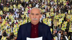 Rêber Apo’nun 12. PKK Kongresi’ne gönderdiği perspektif Rêber Apo’nun PKK 12. Kongresi’ne gönderdiği ve Serxwebûn’da yayınlanan perspektifi olduğu gibi yayınlıyoruz.